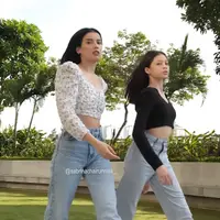 Potret kebersamaan kekasih dan anak angkat Deddy Corbuzier. (Sumber: Instagram/sabrinachairunnisa_)