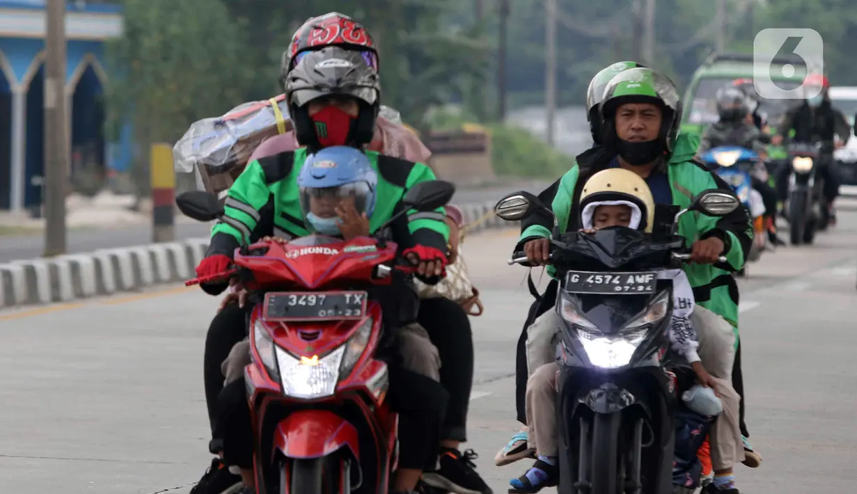 <p>Pemudik yang menggunakan sepeda motor melintasi jalur Pantura daerah Pamanukan, Subang, Jawa Barat, Jumat (29/4/2022). Pada H-3 Lebaran, jalur Pantura dipadati kendaraan pemudik khususnya kendaraan roda dua. (Liputan6.com/Herman Zakharia)</p>