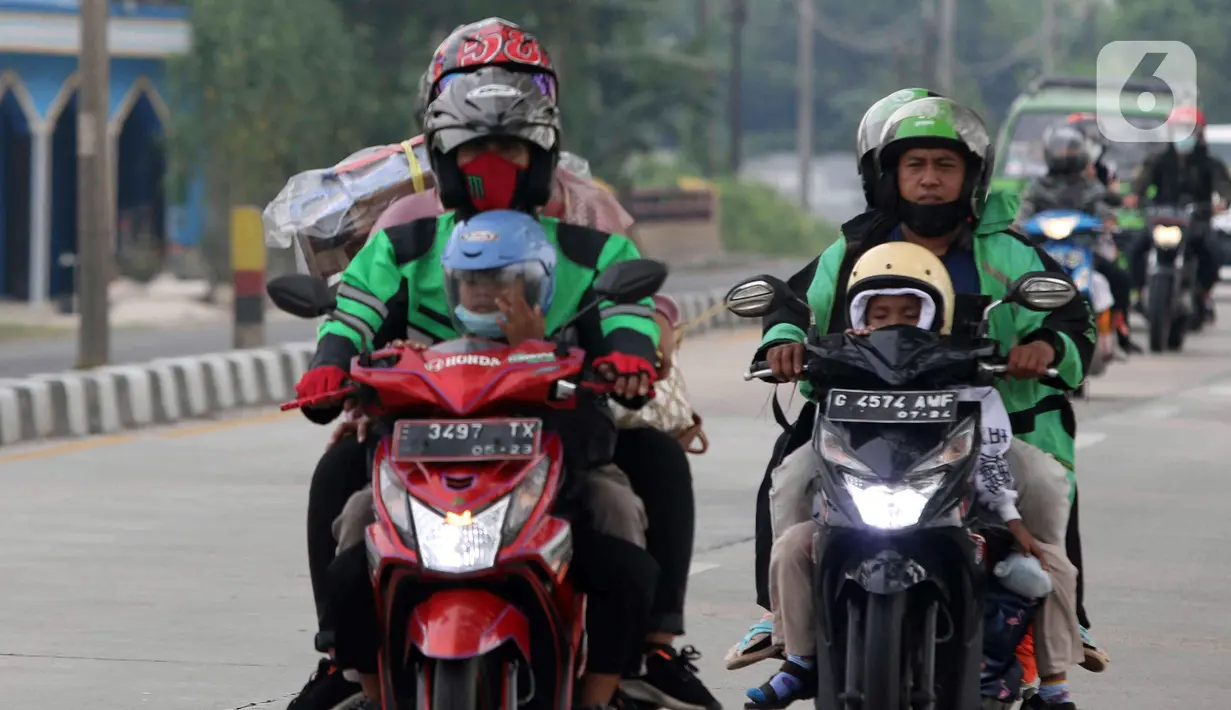 <p>Pemudik yang menggunakan sepeda motor melintasi jalur Pantura daerah Pamanukan, Subang, Jawa Barat, Jumat (29/4/2022). Pada H-3 Lebaran, jalur Pantura dipadati kendaraan pemudik khususnya kendaraan roda dua. (Liputan6.com/Herman Zakharia)</p>