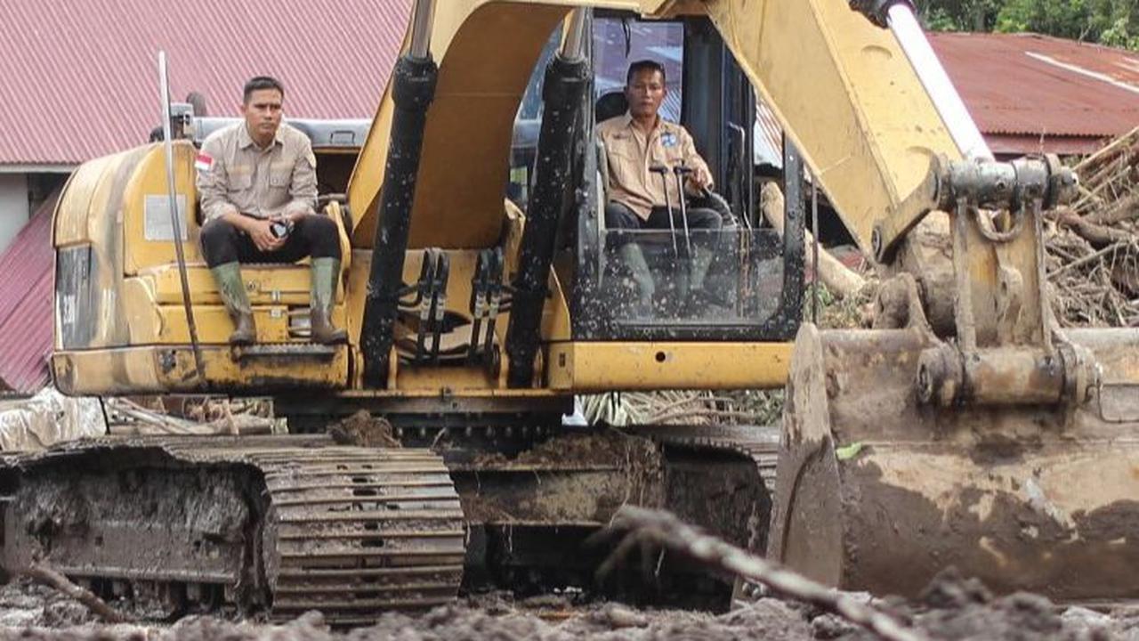 Korban meninggal dunia akibat terjangan banjir bandang di Sumbar ini tercatat mencapai 50 orang. Sementara, 27 orang lainnya dilaporkan hilang. Foto: Ade Yuandha/AFP