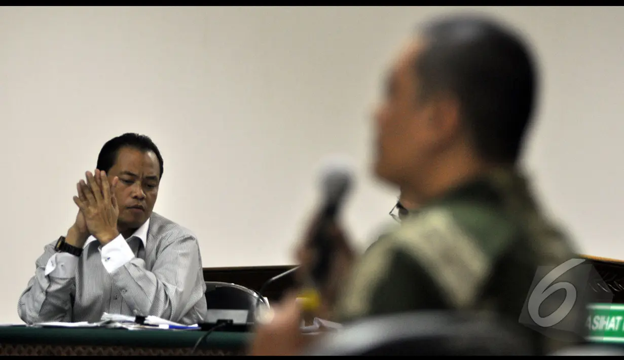 Muhtar Ependi mendengarkan keterangan saksi saat menjalani sidang lanjutan di Pengadilan Tipikor, Jakarta, Kamis (15/1/2015). (Liputan6.com/Miftahul Hayat)