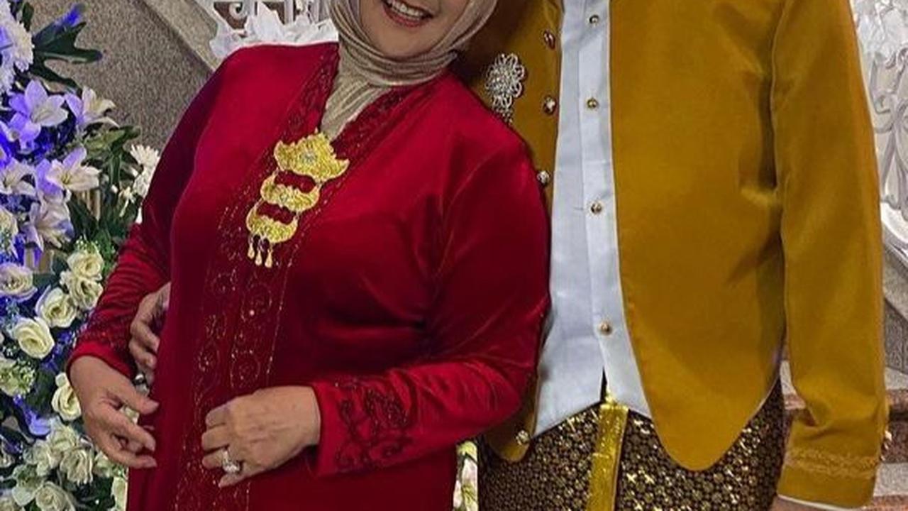 Istri dari aktor Pangky Suwito ini tampak cantik dari waktu ke waktu hingga di usianya yang sudah 69 tahun.<br>