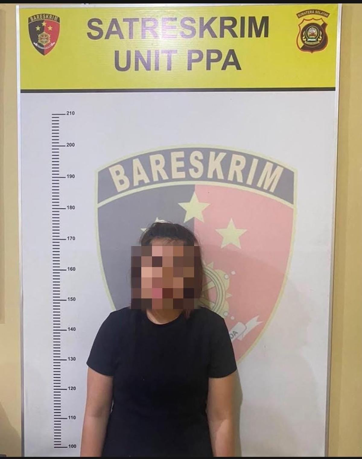Istri tersangka pembunuh ASN Inspektorat OKI. (merdeka.com/irwanto).