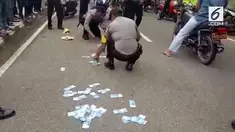 Polisi menyelamatkan perampok nasabah bank yang akan diamuk massa di Padang Sumatera Barat.