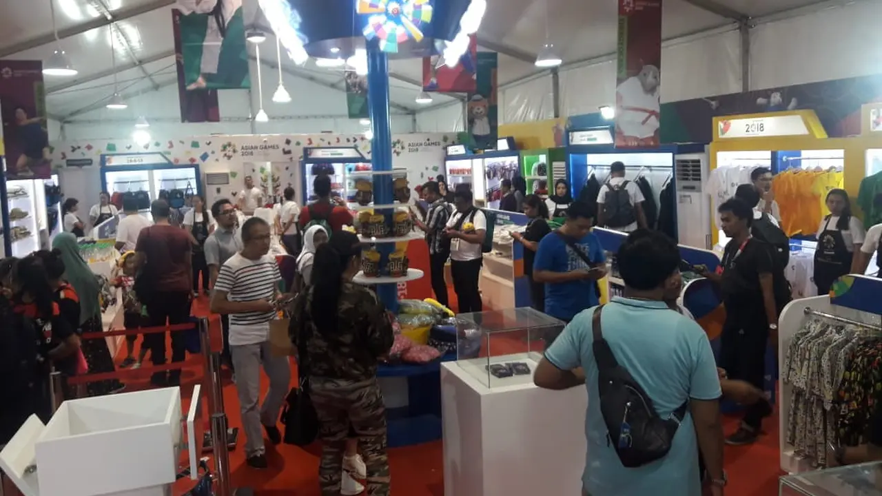 Pengunjung Berburu Merchandise Asian Games