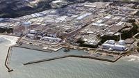 Pemandangan dari udara ini menunjukkan Pembangkit Listrik Tenaga Nuklir (PLTN) Fukushima Daiichi di Fukushima, Jepang, Kamis (24/8/2023). Operator PLTN Fukushima Daiichi, Tokyo Electric Power Company Holdings TEPCO mulai melepaskan gelombang pertama air radioaktif yang telah diolah ke Samudera Pasifik. (Kyodo News via AP)