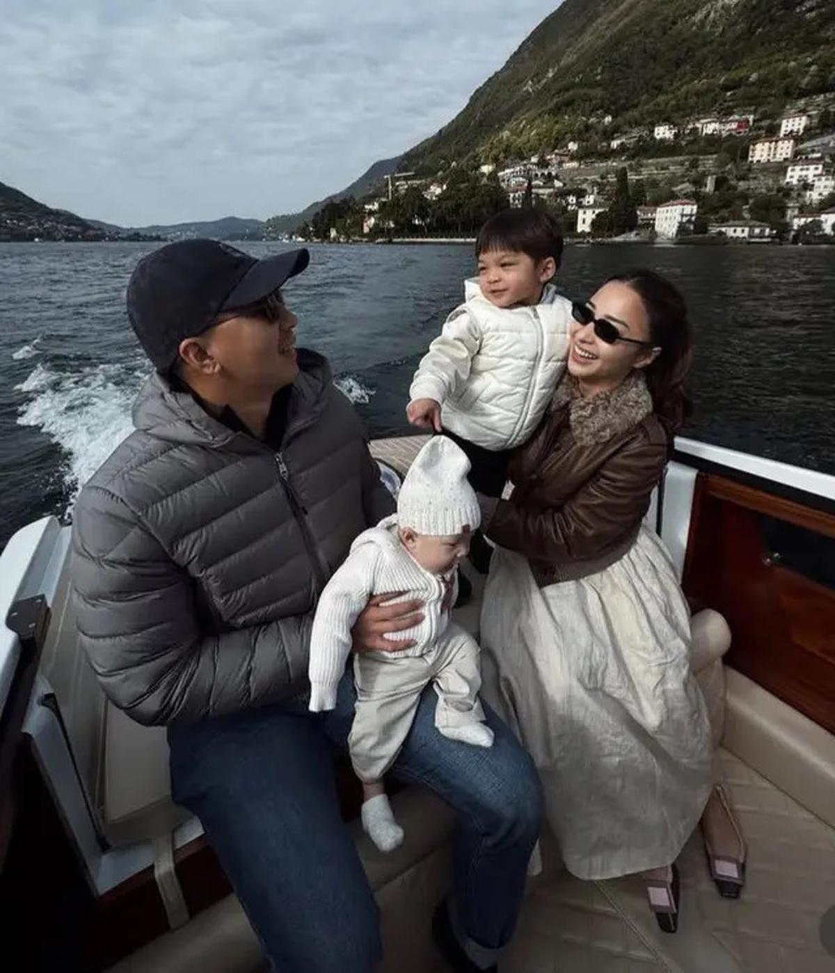 6 Gaya Old Money Nikita Willy Rayakan Ulang Tahun Putranya Issa ke-3 Naik Perahu di Danau Italia