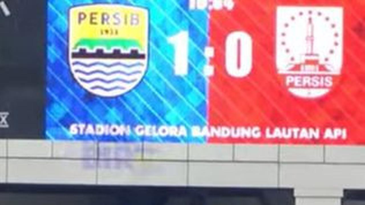 Tidak Lupa Beribadah, Babak Pertama Nonton Bola Persib VS Persis Solo, Bobotoh Laksanakan Salat Terlebih Dulu