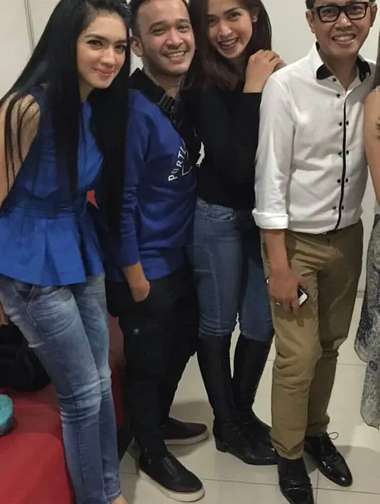 Memakai celana jeans sepertinya menjadi gaya andalan Angel. Dan kali ini, Angel mengenakan atasan berwarna biru dongker, yang pastinya sangat cocok dan menempel di tubuhnya. (Instagram/realangelkaramoy)