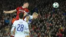 Pemain Liverpool, James Milner berebut bola dengan pemain Maribor, Martin Milec pada laga lanjutan Grup E Liga Champions di Anfield, Kamis (2/11). Liverpool membuka lebar jalannya menuju babak 16 besar usai menang  3-0 atas Maribor. (AP/Rui Vieira)