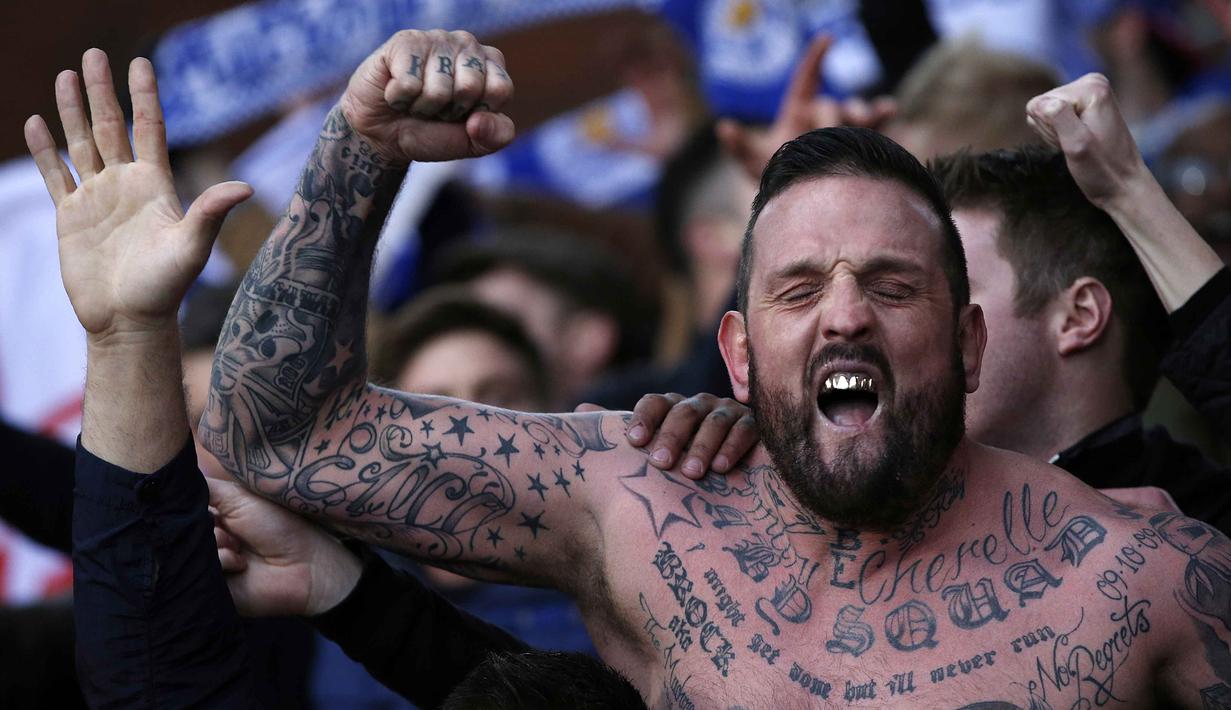 Fans Leicester City, merayakan kemenangan timnya 1-0 saat melawan Crystal Palace pada lanjutan liga Inggris di Stadion Selhurst Park, London, Sabtu (19/3/2016). (AFP/Adrian Dennis)