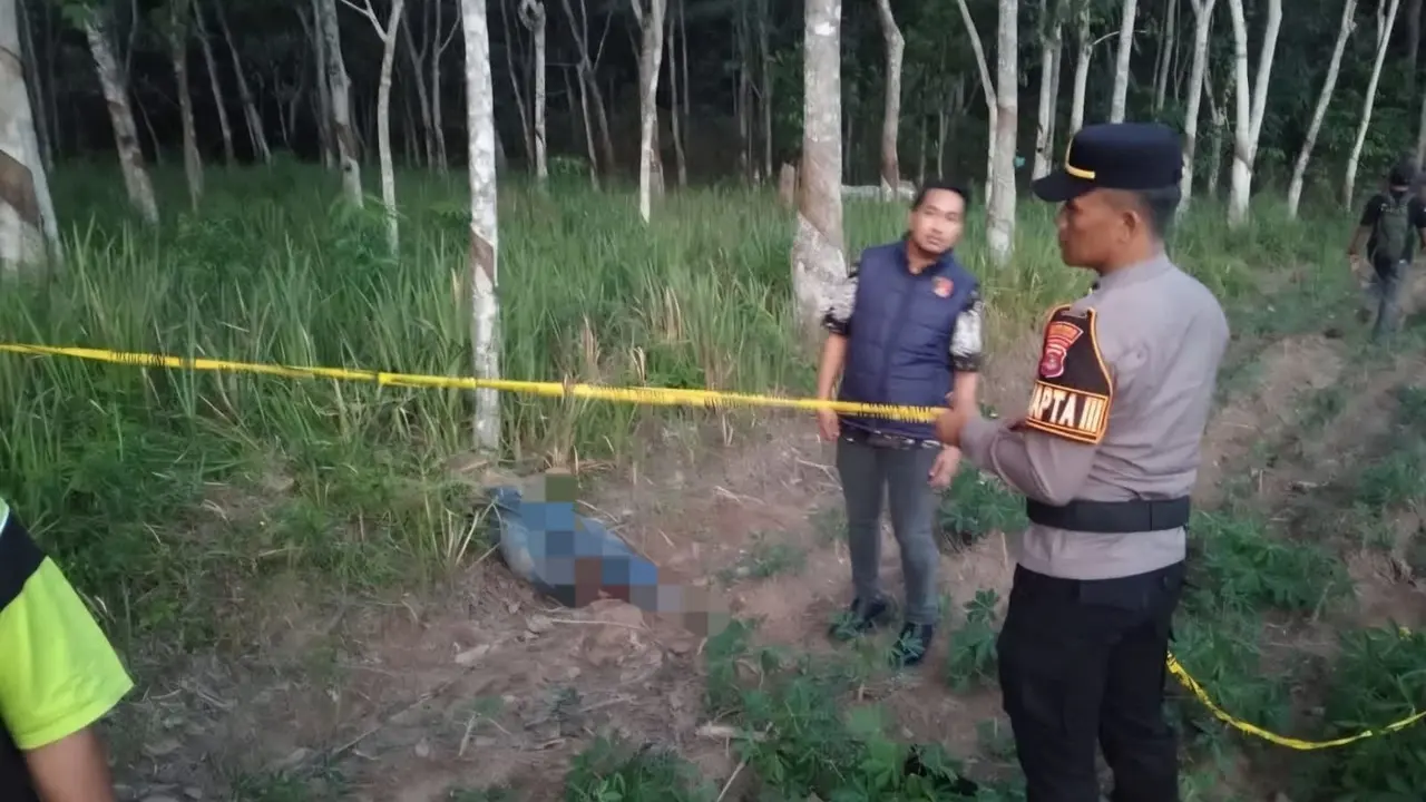 Polisi saat olah TKP pembunuhan seorang pria yang dilakukan oleh tetangganya sendiri di Tulang Bawang, Lampung