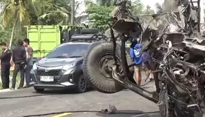 Kecelakaan melibatkan tiga truk box di Lampung Selatan mengakibatkan dua orang meninggal dunia dan tiga orang lainnya mengalami luka-luka (Liputan6.com/Ardi Munthe)