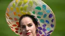 Seorang penonton tiba dengan mengenakan pakaian berornamen pada hari pertama pacuan kuda Royal Ascot di Ascot, barat London Selasa (15/6/2021). Balap kuda eksklusif yang hanya dihadiri oleh kalangan elit Inggris itu menjadi tradisi tahunan sejak tahun 1711. (DANIEL LEAL-OLIVAS / AFP)