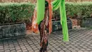 Yuni Shara tampil ayu kenakan kebaya floral oranye. Tampilannya meriah dengan paduan kain batik dan selendang hijau neon [@yunishara36]