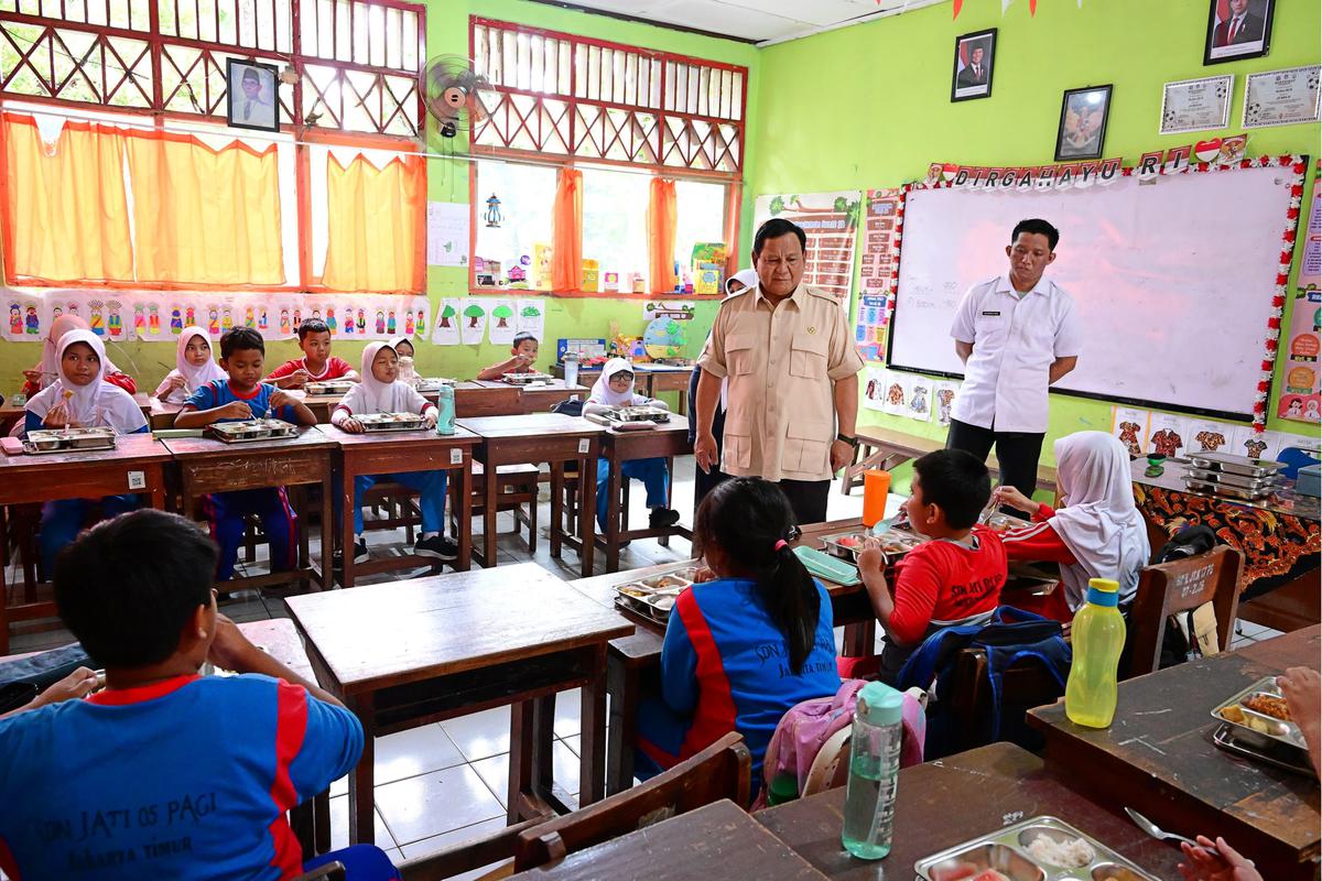 Prabowo tinjau Makan Bergizi Gratis di SD dan TK di Jakarta Timur