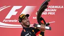 Pebalap Red Bull, Daniel Ricciardo mengangkat trofi juara seri Formula One Azerbaijan Grand Prix di Baku City Circuit, Baku  (25/6/2017). (AFP/Andrej Isakovic)