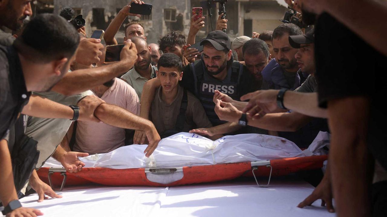 FOTO: Tangis Haru Iringi Pemakaman Lima Jurnalis Al Jazeera Korban Serangan Israel di Gaza
