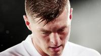 Pemain Real Madrid, Toni Kroos, tertunduk lesu usai gagal menaklukkan Chelsea pada laga semifinal Liga Champions di Stadion Alfredo di Stefano, Rabu (28/4/2021). Kedua tim bermain imbang 1-1. (AFP/Javier Soriano)
