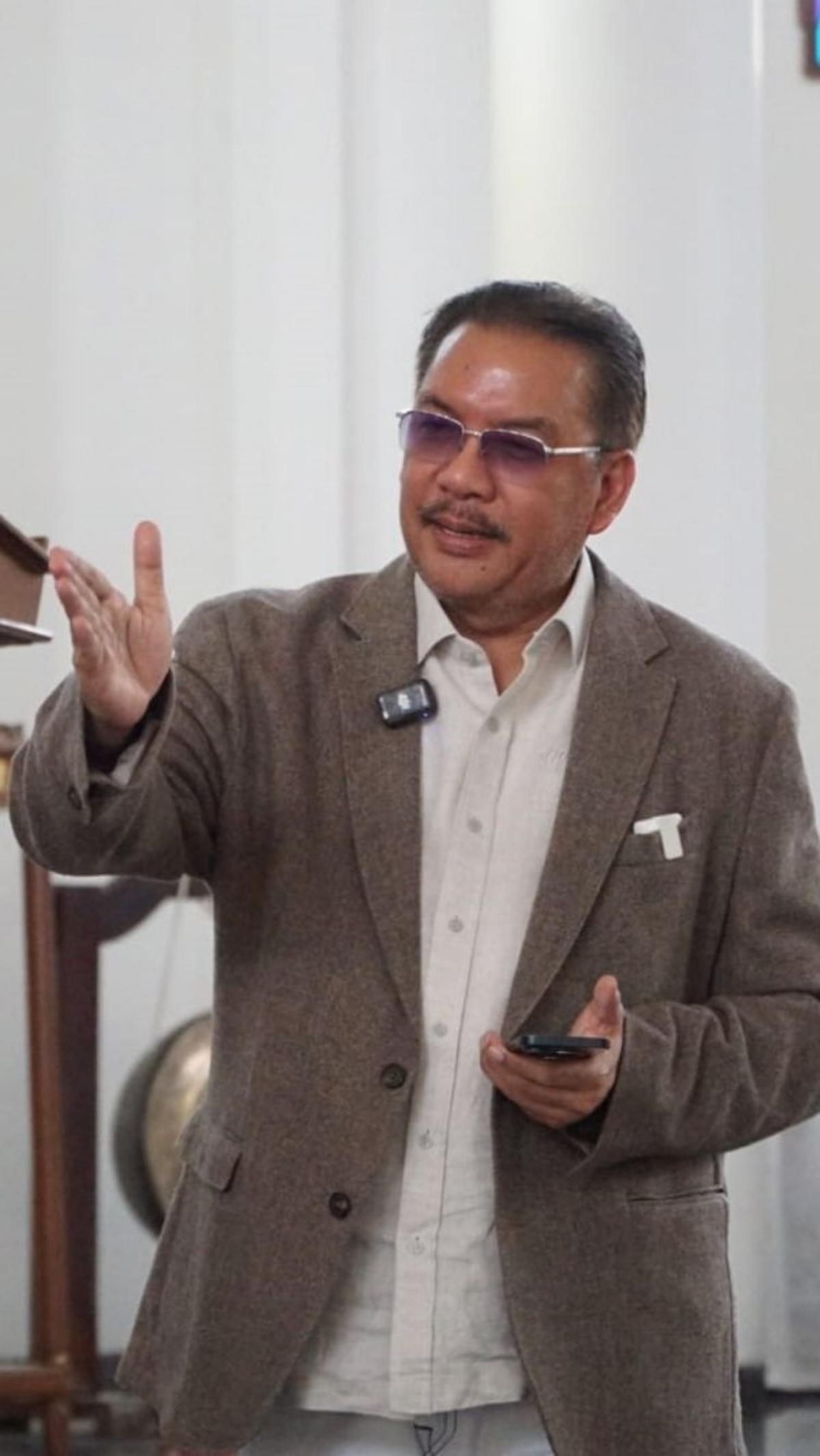 Gambar ini menjadi simbol kuat bagi perdamaian dan kerukunan beragama, mengingatkan pentingnya saling menghormati demi kebaikan bersama. Foto: Dok. Denny JA<br>