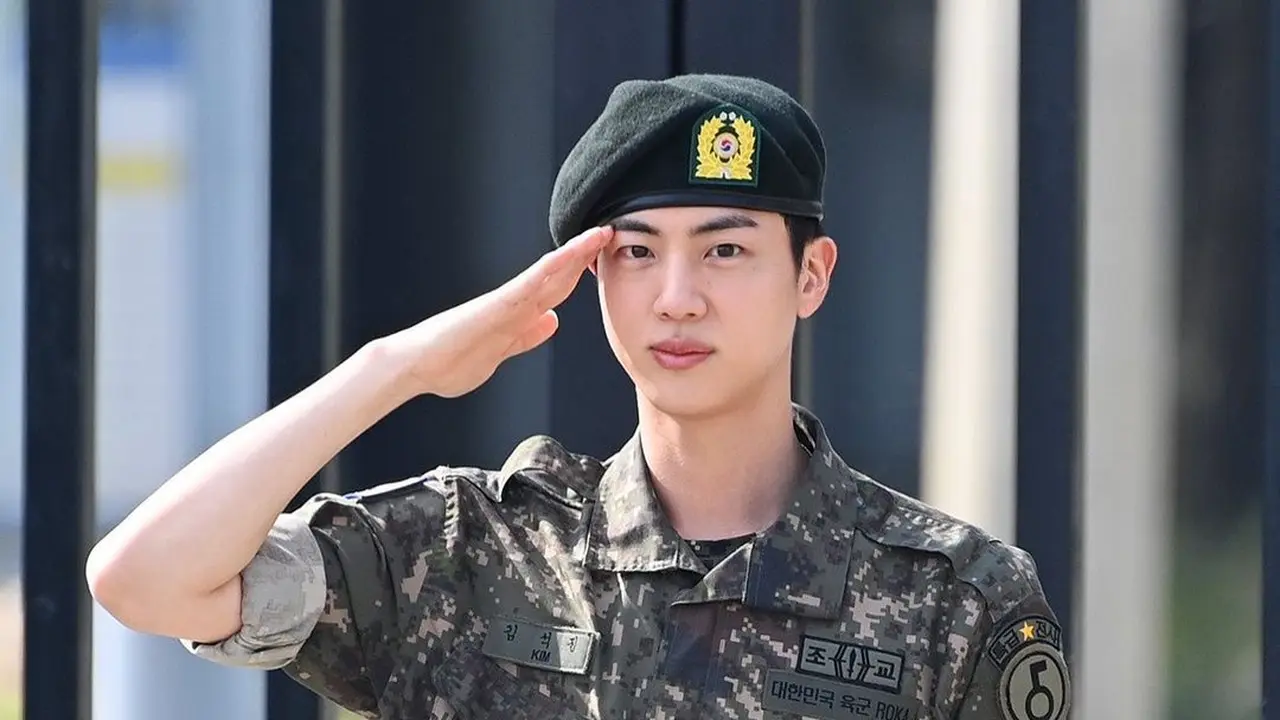 Jin BTS Resmi Lulus Wamil, Wajahnya Dipuji Terlihat Lebih Muda