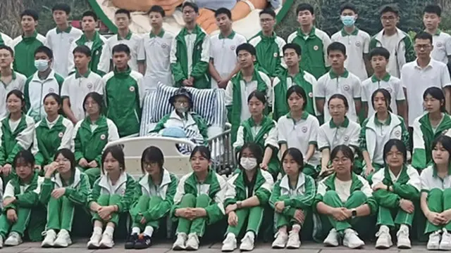 Teman Sakit Parah, Satu Kelas Tempuh 2 Km untuk Foto Kelulusan Terakhir