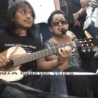 Dewa Budjana memberikan persembahan terakhir, ia mengiringi Grace Simon bernyanyi saat penurunan peti Ireng Maulana dengan sebuah lagu.