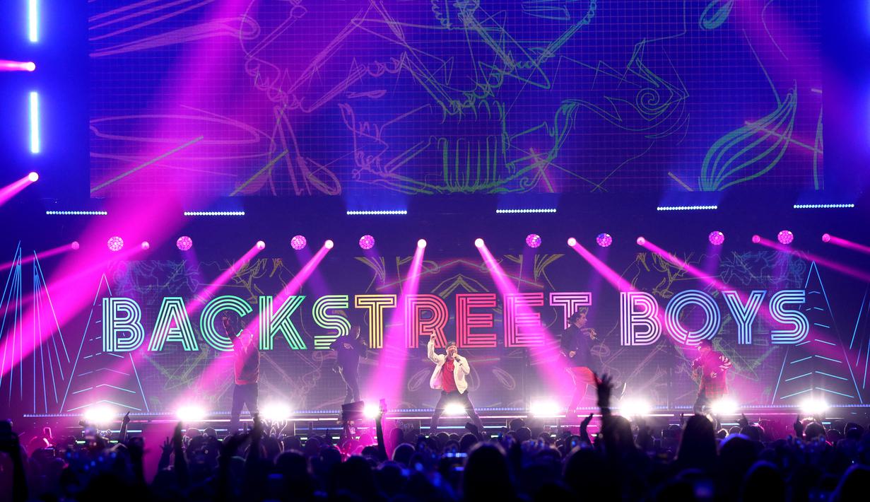 Personil Backstreet Boys Brian Littrell, Nick Carter, AJ McLean, Kevin Richardson, dan Howie Dorough saat tampil di atas panggung selama Jingle Ball 2022 iHeartRadio KISS108 di TD Garden di Boston, Massachusetts (11/12/2022).  (Adam Glanzman/ Getty Images untuk iHeartRadio/AFP)