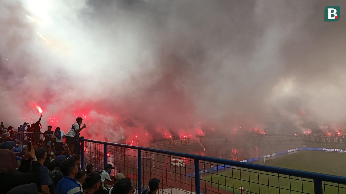 Bobotoh Tumpah Ruah ke Lapangan, Rayakan Persib Bandung Juara BRI Liga 1