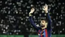 <p>Bek Barcelona, Gerard Pique melambaikan tangan kepada fans di akhir pertandingan melawan Almeria di stadion Camp Nou di Barcelona, Spanyol, Minggu (6/11/2022). Dalam laga perpisahan ini, Pique dimainkan sebagai starer. Bek 35 tahun itu tampil selama 84 menit sebelum digantikan Andreas Christensen. (AP Photo/Joan Monfort)</p>