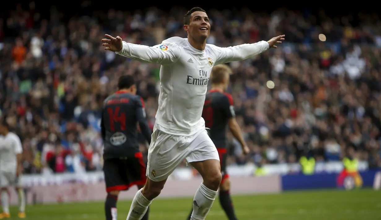 Cristiano Ronaldo melakukan selebrasi usai menjebol gawang Celta Vigo, Spanyol, Sabtu (5/3/2016). Empat gol ke gawang Celta Vigo membuat Ronaldo telah melampaui 350 gol selama berseragam Madrid sejak 2009. (Reuters/Susanna Vera)  
