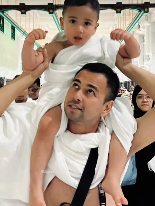 <p>Saat Rayyanza mulai kelelahan, Raffi langsung sigap menggendong si bungsu di pundaknya. (Foto: Instagram/ raffinagita1717)</p>