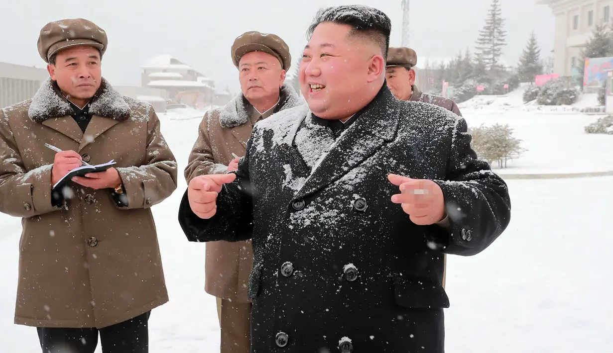 Pemimpin Korea Utara Kim Jong-Un saat mengunjungi Samjiyon County di Provinsi Ryanggang yang berbatasan dengan China (30/10). (Photo by KCNA VIA KNS / KCNA VIA KNS / AFP)
