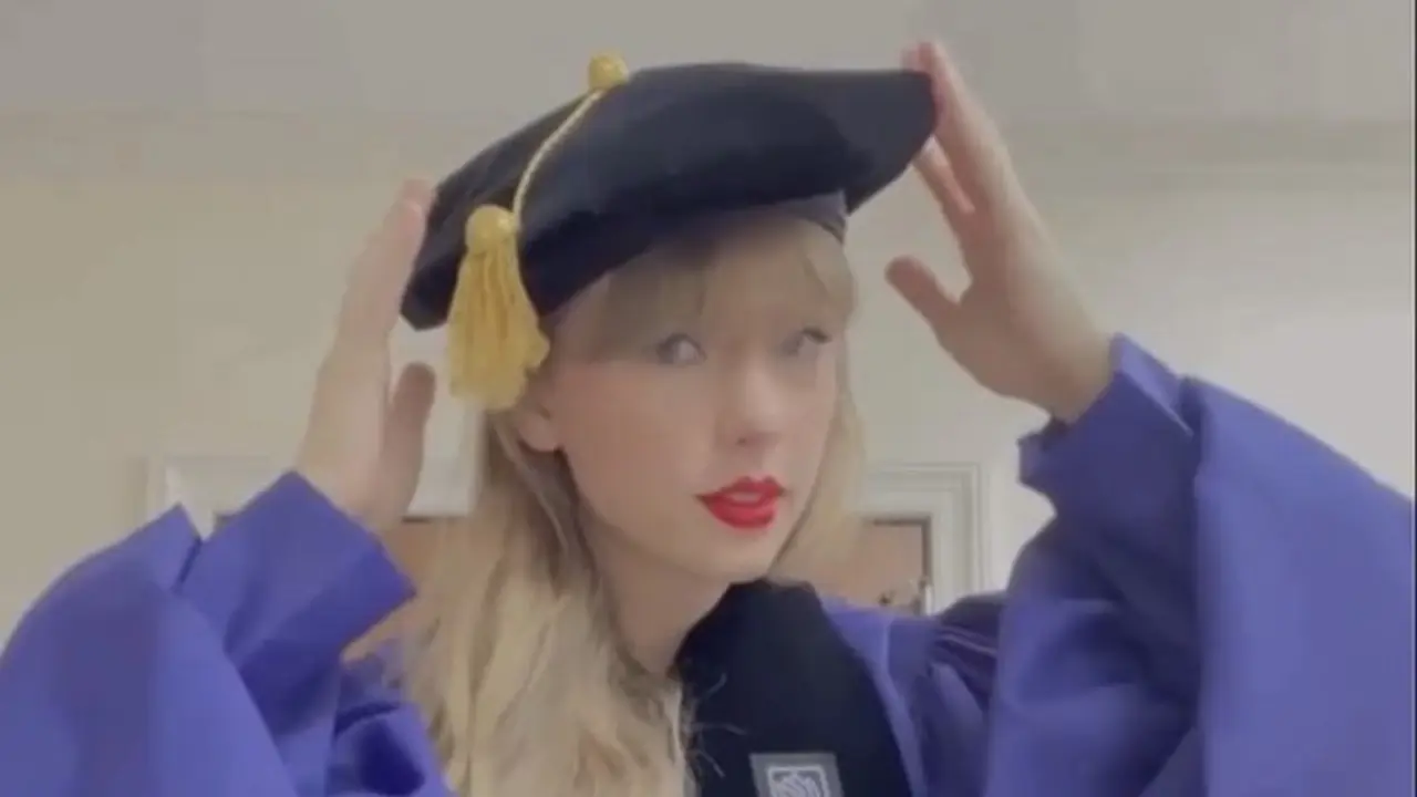Taylor Swift Kenakan Toga Saat Menerima Gelar Doktor Kehormatan dari New York University