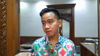 Wali Kota Solo Gibran Rakabuming Raka menyindir sejumlah kepala daerah yang menolak kehadiran Timas Israel di Piala Dunia U-20 2023, Selasa (28/3).(Liputan6.com/Fajar Abori)