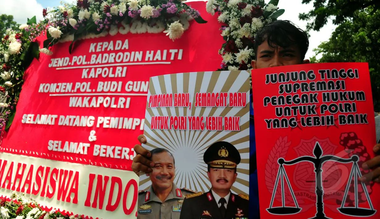 Sebuah karangan bunga dibawa saat aksi mendukung kepolisian yang dipimpin oleh Kapolri Jenderal Pol Badrodin Haiti dan Wakapolri Komjen Pol Budi Gunawan, Jakarta, Kamis (23/4/2015). (Liputan6.com/Yoopy Renato)