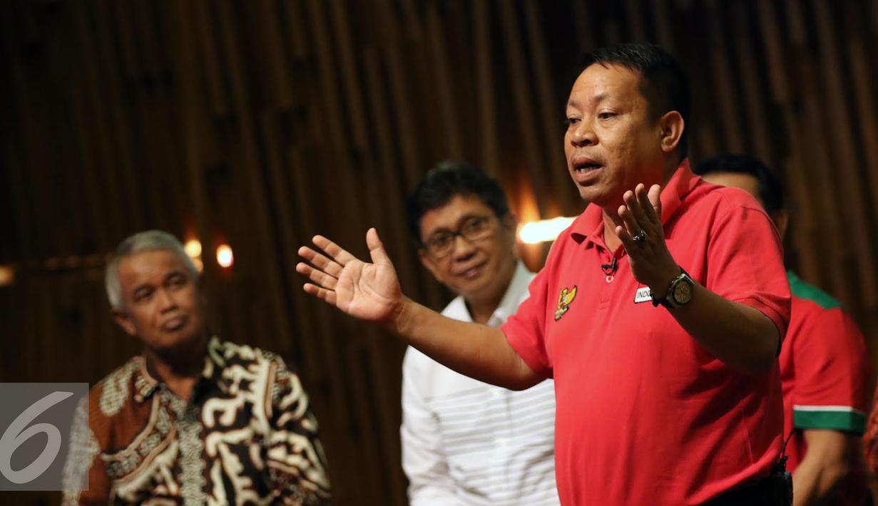 Caketum PSSI 2016-2010, Sarman El Hakim (kanan) memaparkan visi misi pada debat terbuka di Hall SCTV Tower, Jakarta, Selasa (4/10). Rencananya, pemilihan Ketua Umum PSSI akan dilaksanakan pada 17 Oktober mendatang. (Liputan6.com/Helmi Fithriansyah)