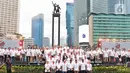 Presiden Joko Widodo (tengah) bersama jajaran menteri dan para duta besar negara-negara anggota Asean serta non-Asean foto bersama saat membuka acara Kick Off ASEAN Indonesia 2023 di Bundaran HI, Jakarta, Minggu (29/1/2023). Acara tersebut merupakan 'kick off' keketuaan Indonesia dalam ASEAN 2023 yang puncaknya akan berlangsung dua kali, yakni Konferensi Tingkat Tinggi (KTT) ASEAN pada Mei 2023 di Labuan Bajo, Provinsi Nusa Tenggara Timur (NTT) dan KTT ASEAN Plus di Jakarta pada September 2023. (Liputan6.com/Angga Yuniar)