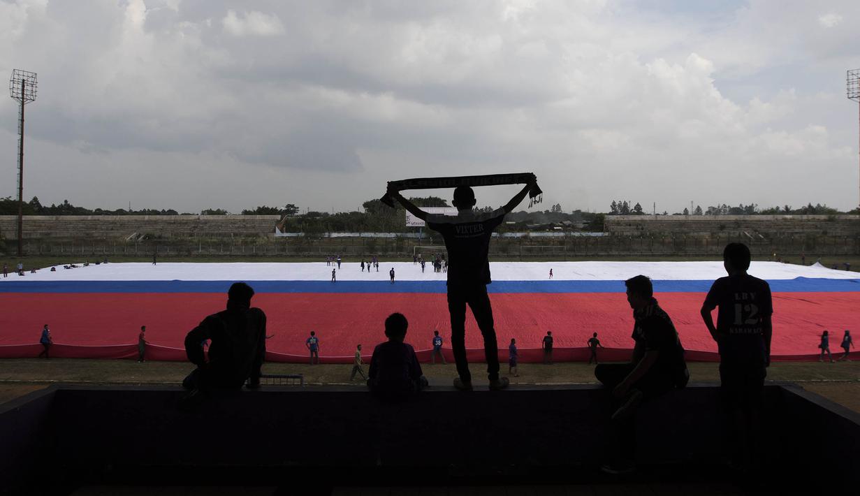 Sejumlah suporter mengikuti gladi kotor pembentangan bendera merah putih raksasa di Stadion Benteng, Tangerang, Minggu (13/12/2015). (Bola.com/Vitalis Yogi Trisna)