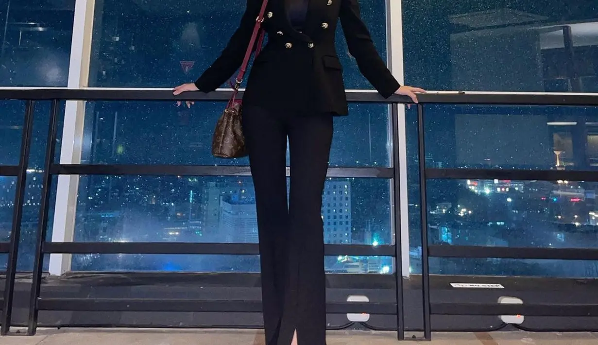 Outfit kondangan ala idol Korea seperti terlihat dikenakan Azizah Salsha di foto ini juga menarik ditiru. Ia mengenakan setelan blazer dengan kancing-kancing emas, dipadu inner, dan celana panjang yang semuanya berwarna hitam. [Foto: Instagram/azizahsalsha_]