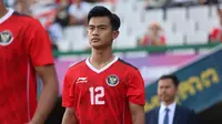 Bek Timnas Indonesia U-22, Pratama Arhan memasuki lapangan jelang dimulainya laga semifinal cabor sepak bola SEA Games 2023 menghadapi Vietnam di Olympic National Stadium, Phnom Penh, Kamboja, Sabtu (13/5/2023). (Bola.com/Abdul Aziz)