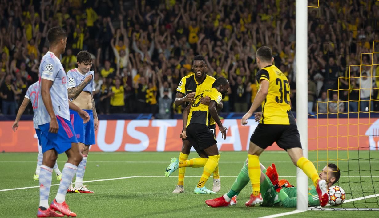 Pada menit ke-66 Young Boys berhasil menyamakan skor 1-1 melalui gelandang Nicolas Moumi Ngamaleu. Sepakannya meneruskan umpan silang Silvan Hefti sempat membentur bek Manchester United yang akhirnya agak mengecoh David De Gea. (Keystone via AP/Peter Klaunzer)