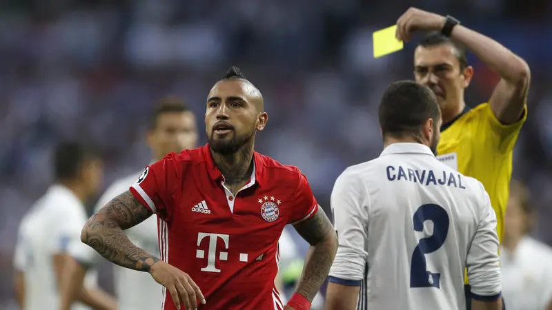 Gelandang Bayern Muenchen Arturo Vidal menerima kartu kuning saat menghadapi Real Madrid pada leg kedua perempat final Liga Champions di Estadio Santiago Bernabeu, Rabu (19/4/2017) dinihari WIB. 