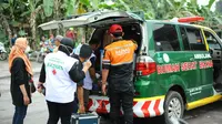 Badan Amil Zakat Nasional (Baznas) membangun pos kesehatan dan pengobatan mobile bagi warga korban erupsi Gunung Semeru di Kabupaten Lumajang, Jawa Timur, Minggu (5/12/2021).