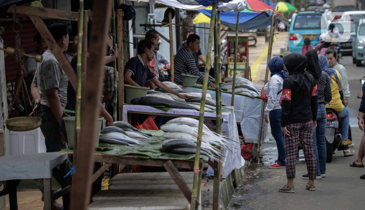 Aktivitas jual beli ikan bandeng di kawasan Rawa Belong, Jakarta, Selasa (21/1/2020). Bandeng yang biasanya menjadi hidangan khas saat Tahun Baru Imlek tersebut mulai ramai diperdagangkan di Rawa Belong. (Liputan.com/Faizal Fanani)