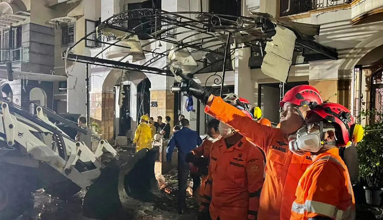 Tim SAR mencari korban yang masih tertimbun reruntuhan bangunan akibat ledakan gas pipa tanam di di Komplek Grand Polonia Medan, Kota Medan, Sumatera Utara, Senin (20/7/2026) malam. (Basarnas