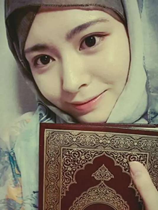Ayana Moon Gadis cantik ini kabarnya akan melanjutkan pendidikan di Universitas Islam Internasional Malaysia untuk menambah pengetahuan mengenai Islam. (Instagram/xolovelyayana)