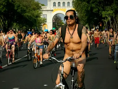 Sejumlah warga mengendarai sepeda sambil telanjang saat mengikuti World Naked Bike Ride di Guadalajara, Jalisco, Meksiko (17/6). Mereka memprotes polusi gas emisi dari mobil dan prilaku agresif supir di wilayah tersebut. (AFP Photo/Hector Guerrero)