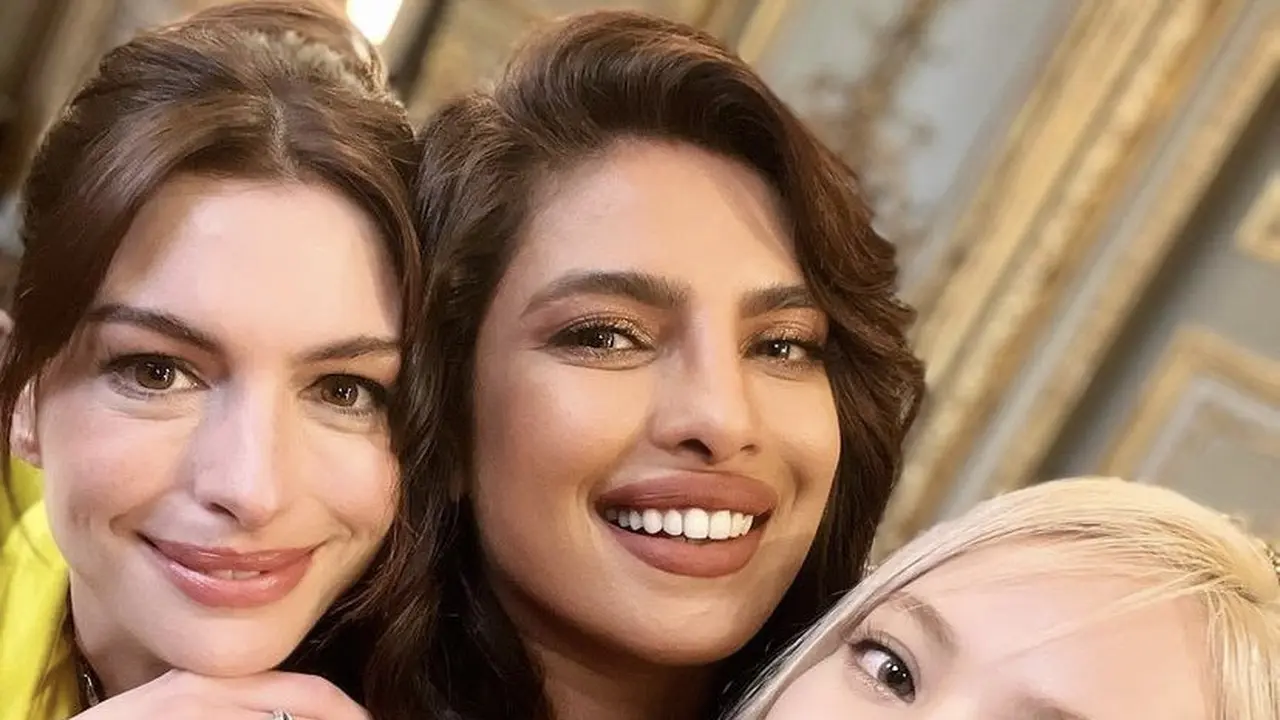 Hadir di  BVLGARI Paris, Lisa BLACKPINK akrab dengan Anne Hathaway dan Priyanka Chopra 