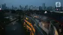 Pengunjung menikmati suasana di Skywalk Senayan Park, Jakarta, Rabu (29/12/2021). Tempat yang dulu dikenal dengan nama Taman Ria Senayan di era 70-80 an kini berganti konsep menjadi Senayan Park (SPARK). (merdeka.com/Imam Buhori)